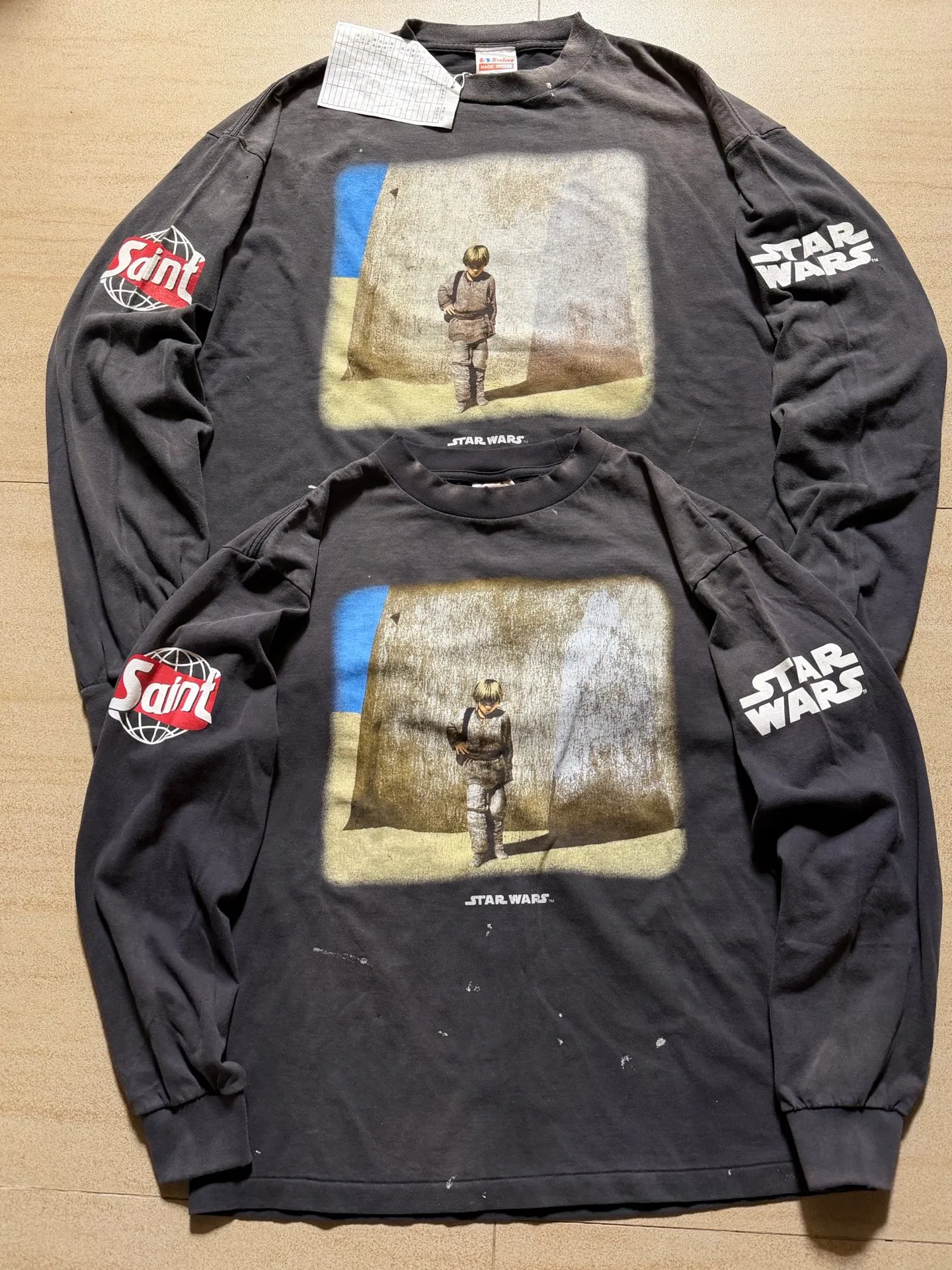 Proofing vs original SAINT Mxxxxxx × STAR WARS SW_LS TEE /DARTHVADER/BLK Star Wars co-branded model Darth Vader/Anakin Skywalker distressed long sleeves washed black S-XL printing from "STAR WARS Episode I/The Phantom Menace" "Anakin Skywalker" impressive poster visuals and the design of "Darth Vader" printed on the back The entire garment is hand-processed with dirt, washed with water, and printed with a distressed feel, which perfectly interprets the artistic specialty of NEW VINTAGE. In addition, the original co-branded main mark/wash mark/little angel anti-counterfeiting mark can be customized. It can be said that every detail of ZP is perfectly reproduced.